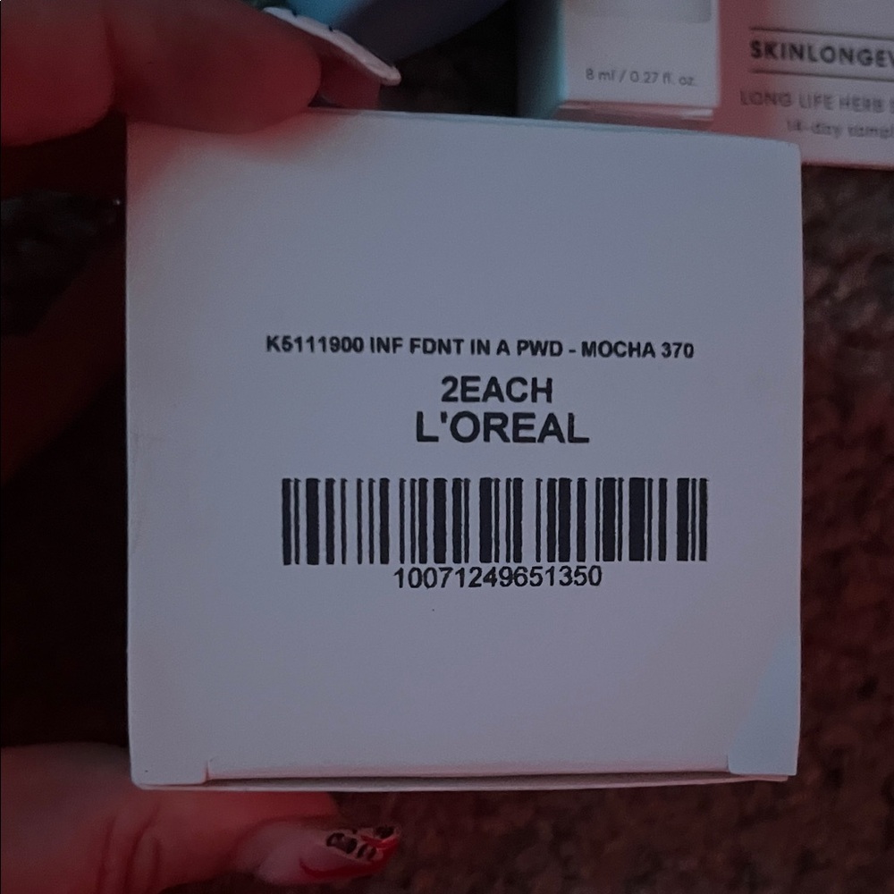 L'Oreal Powder Box with Black Text and Barcode